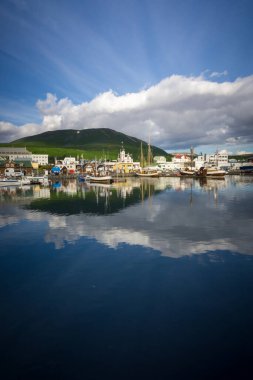 Limandaki Husavik 'in yansımaları