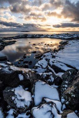 Denizin üzerinde güzel bir gün batımı