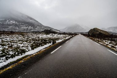 Kışın dağlarda yol