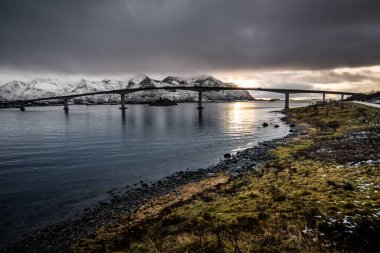 Lofoten adalarında karlı bir dağ köprüsünün güzel bir görüntüsü.