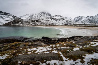 Norveç, Lofoten Adaları 'ndaki güzel sahil