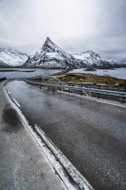 Kış manzarasında yol