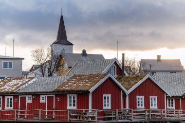 Lofoten adalarındaki geleneksel ahşap evler