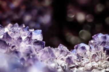 Karanlıkta kristaldeki makro mineral taş ametisti. Yakın plan.