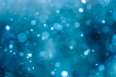 Farklı şekil ve renkte kar taneleri