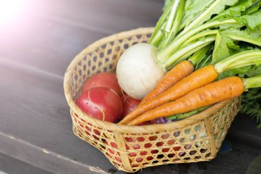 Hasır sepet ve taze sebzeler.