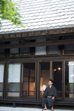 Geleneksel Japon kimonosu giymiş mutlu Asyalı adamın portresi.  