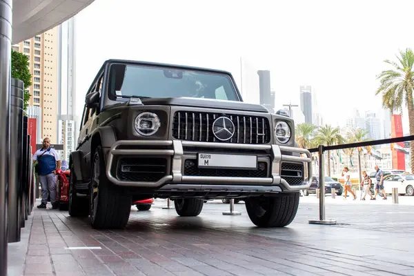 Mercedes-Benz G63 AMG 'nin yakın çekimi Dubai AVM, Birleşik Arap Emirlikleri' nde park edilmiş.