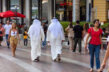 Dubai AVM 'nin dışında yürüyen iki Emirati adamının arka görüntüsü.