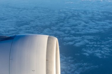 BAE 'nin Dubai Emirliği bölgesindeki bir uçak penceresinden görüntü.