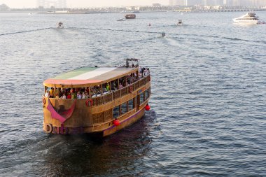 Turistler Jumeirah Sahili 'ndeki ahşap tekneyle Dubai' yi keşfediyorlar..