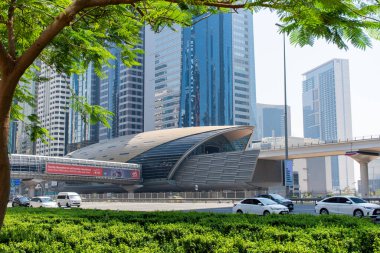 Dubai 'de Şeyh Zayed Yolu üzerindeki Mali Merkez Metro İstasyonu, BAE