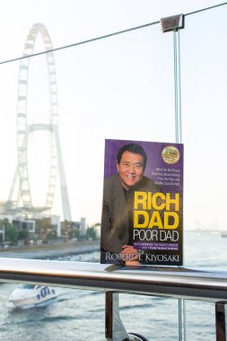 Robert Kiyosaki ve Sharon Lechter 'ın Zengin Baba kitabının yakın çekimi..