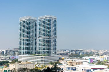 Dubai City, BAE 'de gökyüzü açık olan ikiz binaların yüksek açılı görüntüsü.