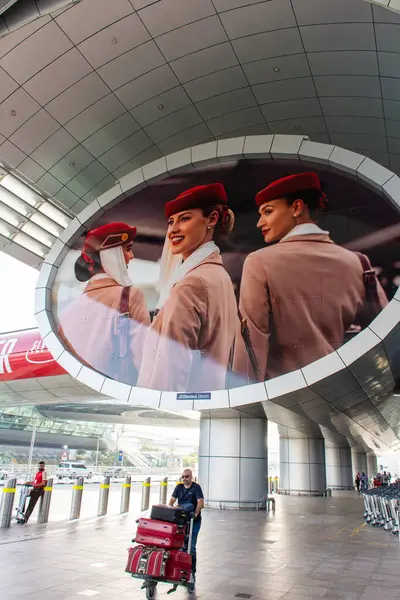 Dubai Uluslararası Havaalanı 'nın dışındaki dev Emirlikler Havayolları Billboard.   