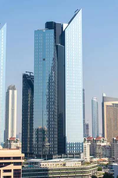 Dubai 'deki Şeyh Zayed Yolu' nda gökdelenler açık bir gökyüzüne karşı. 