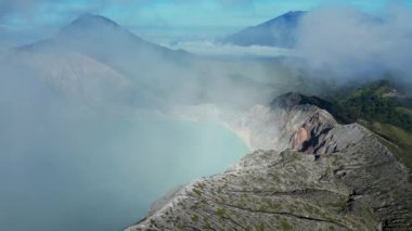 Güneş doğarken Kawah Ijen yanardağının turkuaz sülfür gölünün hava aracı görüntüsü. Java, Endonezya 'nın panoramik görünümü.