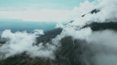 Endonezya 'daki Java adasındaki Ijen volkanı kraterindeki muhteşem sülfür adalarının hava manzarası.
