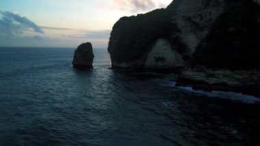 Okyanus manzarası, uçurumlar ve Endonezya adasındaki güzel Bali günbatımı.