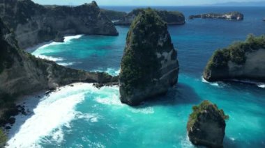 Endonezya 'daki Nusa Penida adasının çarpıcı hava manzarası. Buraya 