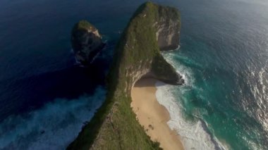 Nusa Penida adasının ana ilgi odağı FPV insansız hava aracı ve Bali - Killingking Sahili 'nin kartpostal görüntüsü. Bu plaj güzelliği ve yarımadası ile ünlüdür.