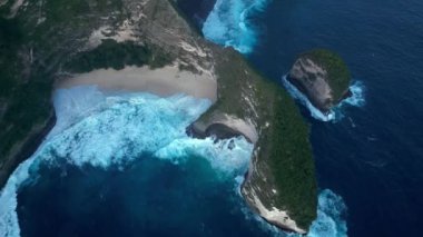 Nusa Penida adasının ve Bali adasının ana ilgi odağı Killingking Beach 'tir. Bu plaj güzelliği ve yarımadası ile ünlüdür.