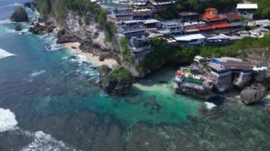 Burası sörf sonrası takıldığı yerlerle ünlüdür. Sörfçüler tarafından sevilen güzel ve resimli bir yer. Blue Point Plajı Havacılık Manzarası, Okyanus kıyısında yer alan