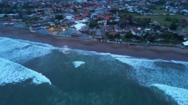 Okyanus kıyısındaki sahil manzarası Bali - Echo plaj sörf noktası. Canggu bölgesinde sörfçülerin bulunmayı sevdiği bir parti yeri.