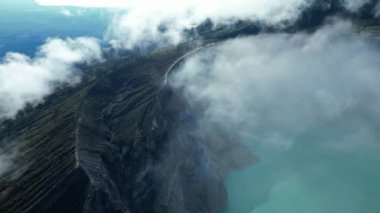 Endonezya 'daki Java adasındaki Ijen yanardağının güzel manzarası. Adaların ufuk çizgisini gösteren drone görüntüsü aynı zamanda Ijen volkanı kraterinde bulunan zehirli sülfür gölü gösteriyor.