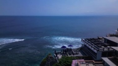 Tepelerde villaların ve okyanusta görünen bir geminin olduğu Bali sahilinin muhteşem manzarası. Çekimler Endonezya 'da