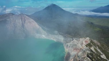 Ijen yanardağının mümkün olan en kısa zamanında sülfür gölünün panoramik hava görüntüsü. Güzel Java adası ve adanın doğu kesiminin çevresinin çılgın manzarası.