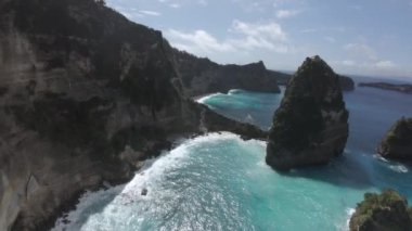 Nusa Penida adasının uçurumundan inen insansız hava aracı Endonezya 'nın Bali adasının yanındaki binlerce adanın gök mavisi kıyıları açılıyor.