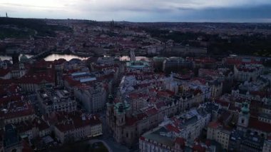 Çek Cumhuriyeti 'ndeki ortaçağ kasabasının alacakaranlıktaki hava manzarası