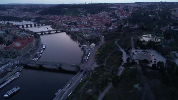 Vue panoramique sur la rivière Vltava et le pont Charles médiéval. Soirée capitale estivale de la République tchèque Prague