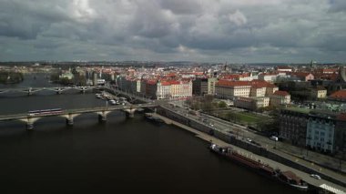 Prag üzerinde İHA uçuşu. Çek başkentinde bulutlu, yoğun bir hafta sonu.