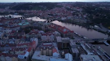 Akşamları Çek başkentinin etkileyici manzarası, gün batımını Vltava Nehri 'ne yansıtıyor.
