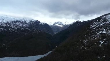 Norveç dağlarının güzel manzarası. Trolltunga yakınlarında yer alıyorlar. Bu kudretli dağların zirvelerinde el değmemiş bakir kar, sanki macera arıyormuş gibi.