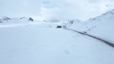 Beyaz kutup karları Narva Dağları 'nda bulunur. Beyaz kar dağlarının arasından geçen güzel bir yol.