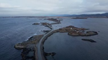 Atlantik Yolu 'nun alışılmadık manzarası. Fiyordun ortasında James Bond 'un filme çekildiği küçük adaların arasında güzel bir yol. Norveç 'in güzel manzarası