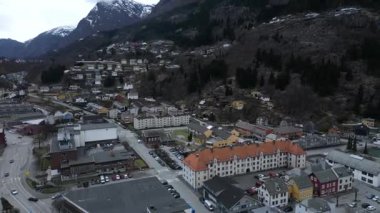 Odda kasabasının harika bir manzarası var. Trolltunga yakınlarında. İnsansız hava aracı ana caddeleri, dağları ve şirin evleri gösteriyor.