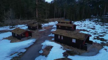 Turizm sezonu başlamadan önce kapalı bir kamp kulübesi. Çimen çatılı kamaralar, Norveç 'in sonsuz genişliğinin ortasında.