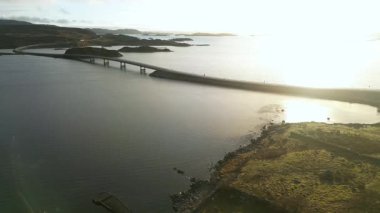 İnanılmaz güzel, güneşli bir okyanus manzarası, üzerinde arabalar uçuşuyor..