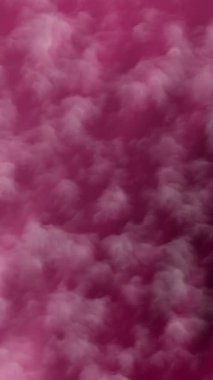 Beyaz bulutlar pembe bir gökyüzüne karşı barışçıl bir arkaplan ya da neşeli tebrik kartları, rüya gibi kitap kapakları, sakin temalı tasarımlar.