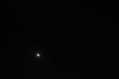 Parlak Hilal Ay ve Karanlık Gece Gökyüzündeki Uzak Yıldızlar