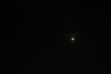 Parlak Hilal Ay ve Soluk Yıldızlar Karanlık Gece Gökyüzünde