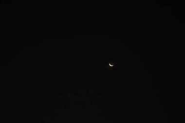 Muazzam Karanlık Gece Gökyüzünde Parlak Hilal Ay