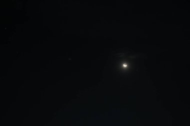 Hilal ay görünür bir şekilde gece karanlığında parlıyor.