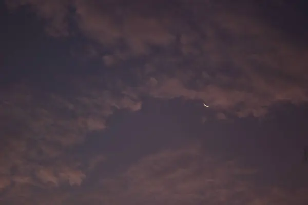 Bulutlu Gökteki Hilal Ay Alacakaranlıkta