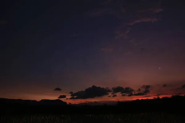 Dramatik Alacakaranlık Gökyüzü Canlı Turuncu ve Silh Üzerinde Kırmızı Renkler