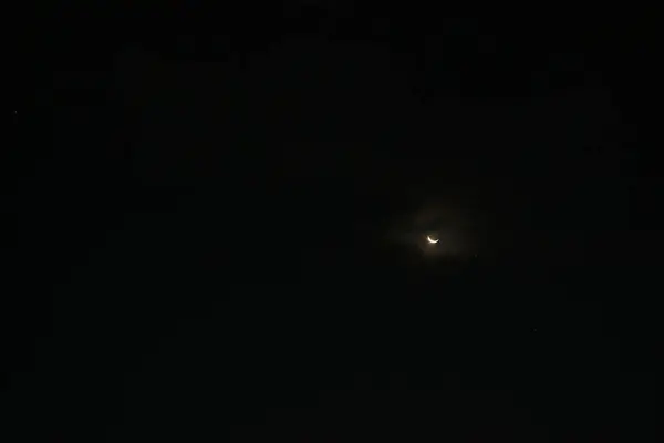 Altın hilal ay ve uzak yıldızlar engin, karanlık bir gece gökyüzünde
